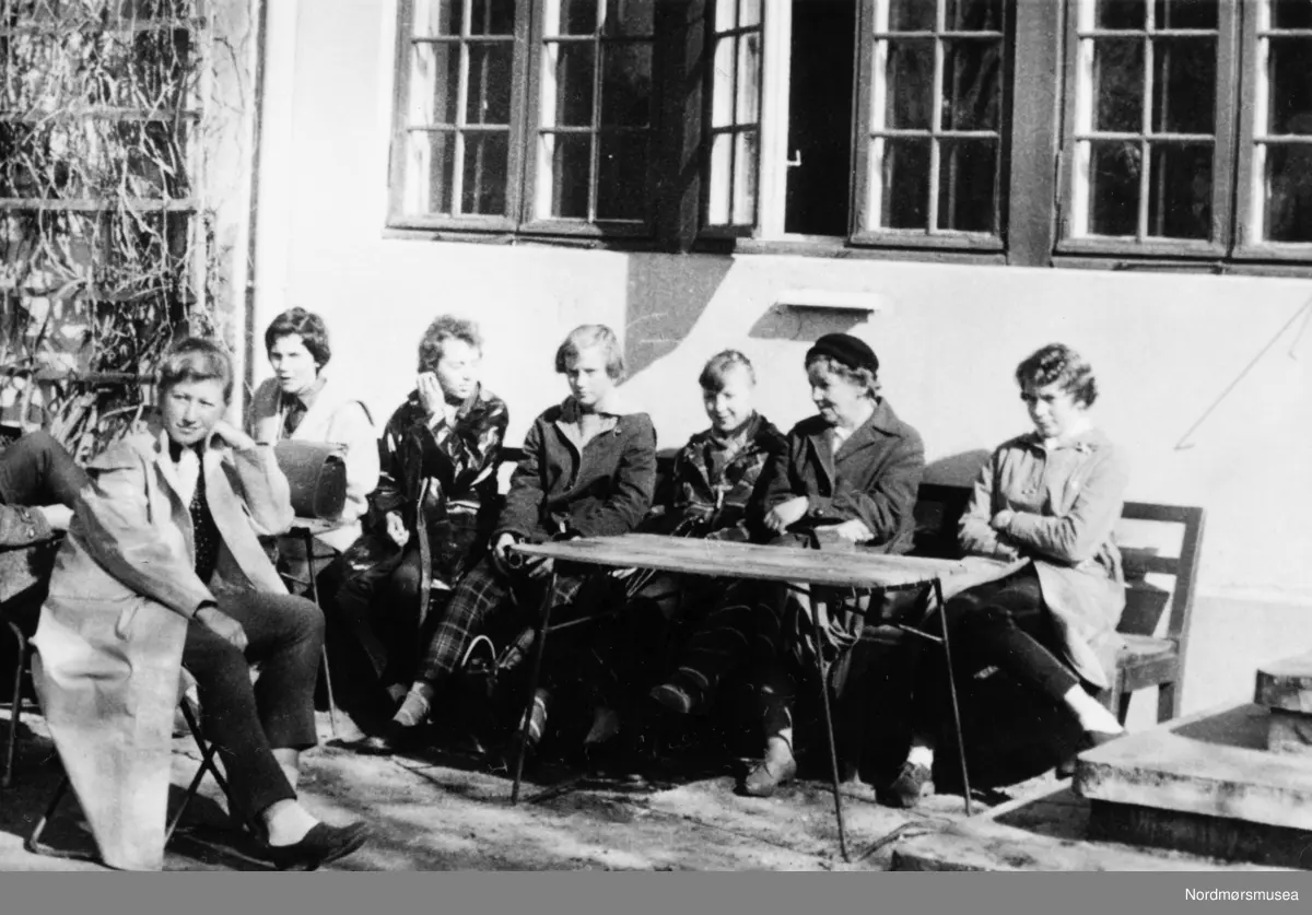 Påført tekst: "7. kl 1957/58. På avslutningsfesten." Arkivskaper av fotografiene KMb-2023-022.0012-0042 er Berit Trondsborg Røsberg og kommer fra Allanengen skole. Samlingen er gitt av Kristiansund skolemuseum/Kristiansund kommune.