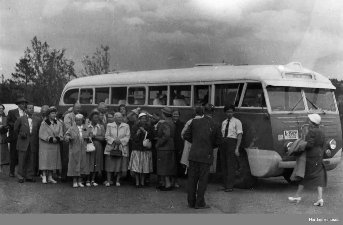 Påført tekst: "Landsmøtedeltakere skal på busstur." Lærerlandsmøte. Arkivskaper av fotografiene KMb-2023-022.0012-0042 er Berit Trondsborg Røsberg og kommer fra Allanengen skole. Samlingen er gitt av Kristiansund skolemuseum/Kristiansund kommune.