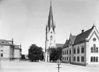 Vy mot Linköpings mest dominerande byggnader i från vänster slottet, domkyrkan och dåvarande läroverk. Året för dokumentationen var 1893.