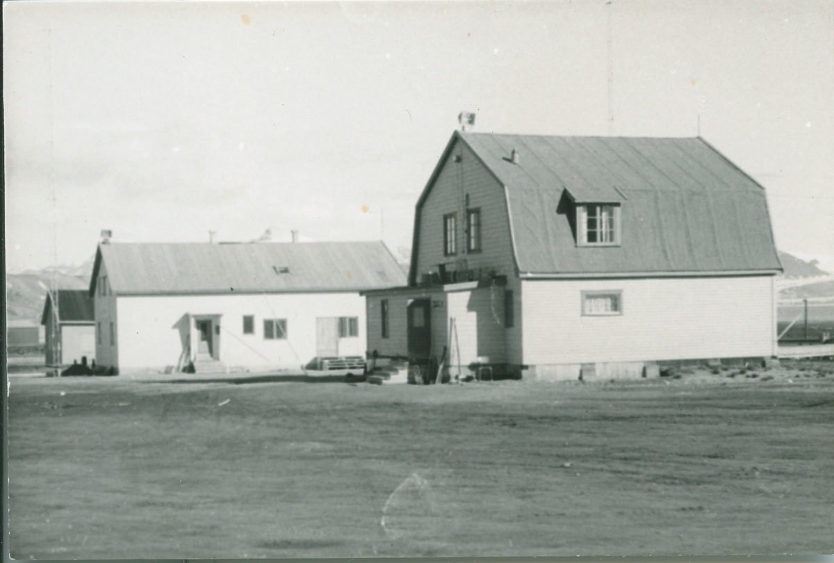 Ny-Ålesund. Amundsenvillaen og bakeriet