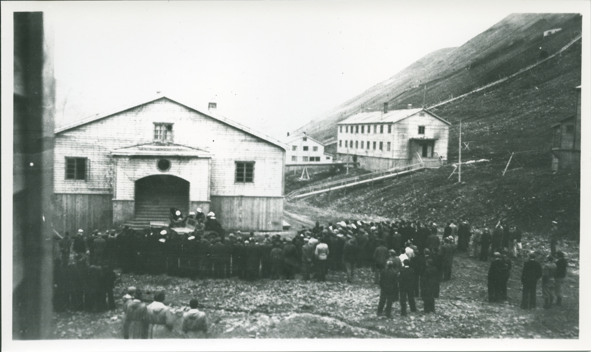 Longyearbyen. Mennesker utenfor Stormessa