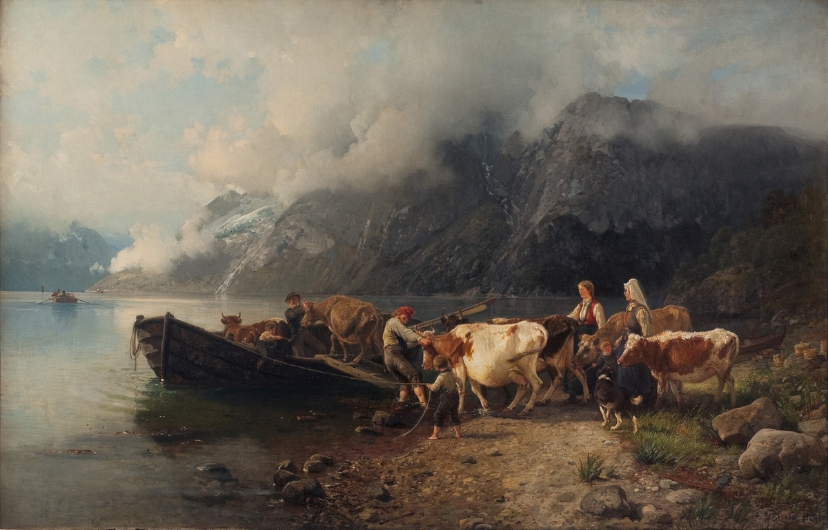 På strandbredd til høyre en flokk kyr som blir drevet ombord i en åpen båt. Fjord innover til venstre. I bakgrunnen fjell med skodde nedover sidene.