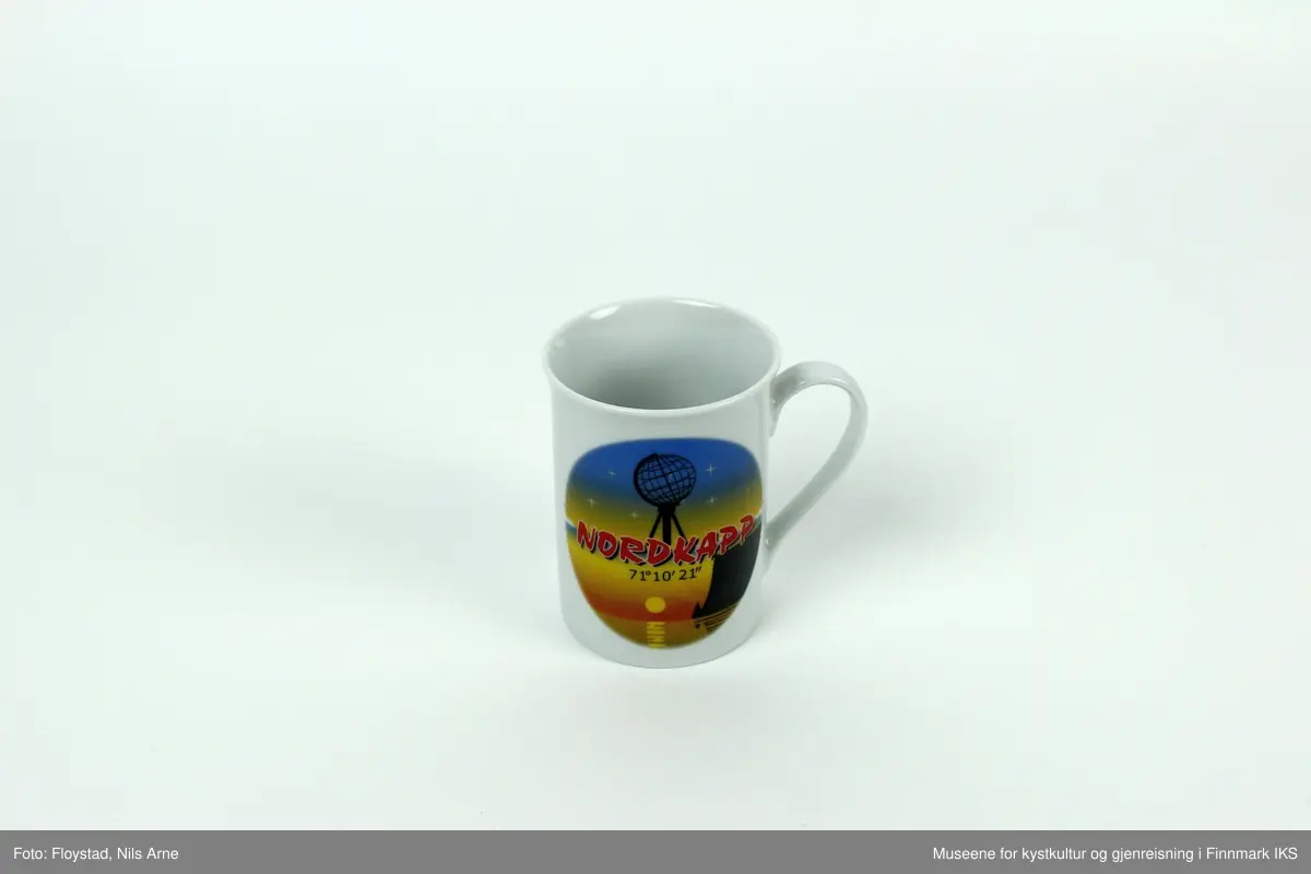 Et souvenirkrus med hank, hvit glasur og trykt dekor på den ene siden. 

Dekoren er et sirkelformet trykt motiv av Nordkapplatået med midnattsol og et solskinnende hav på den nedre halvdelen av motivet. Den øvre halvdelen har motiv av Nordkapp-globusen med stjernehimmelen i bakgrunn. I midten er det trykt "NORDKAPP" i rødt og rett under er "71°10,21'' trykt i sort.