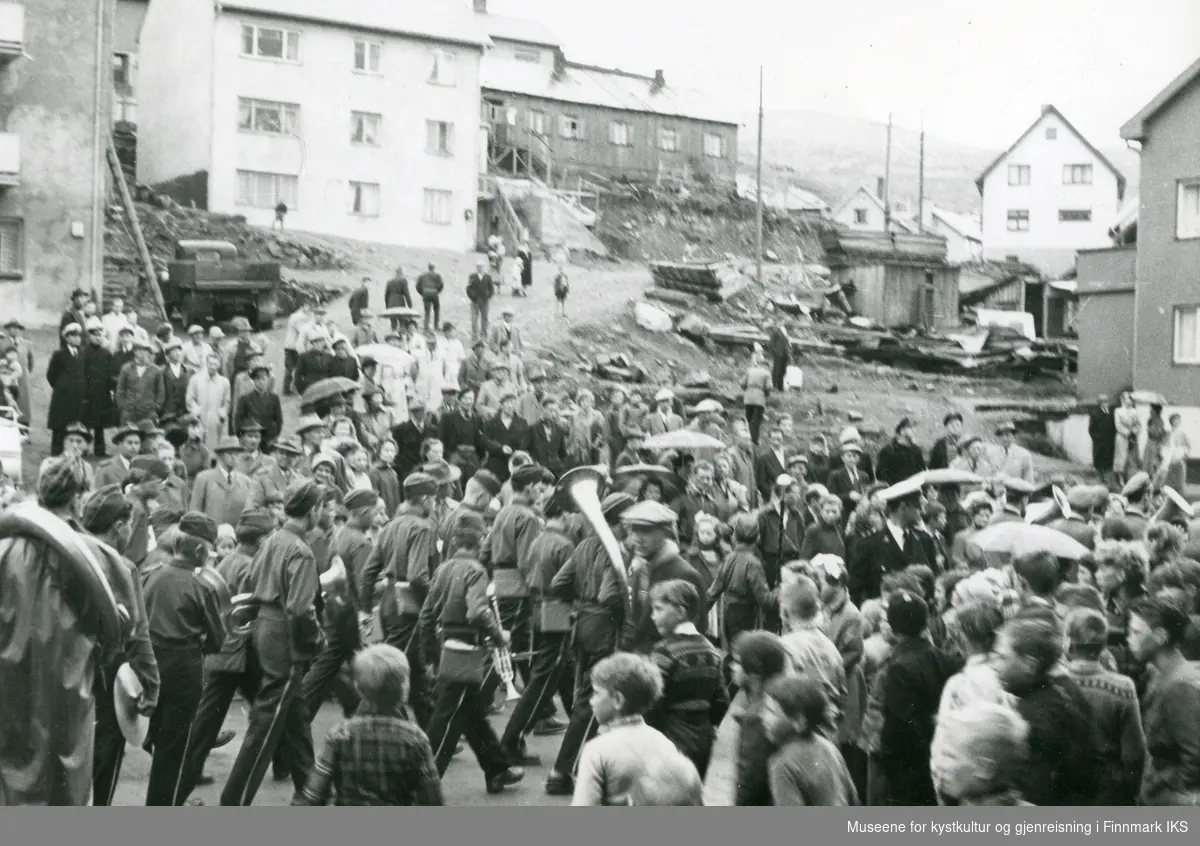 Nordkappfestivalen 1956. Honningsvåg Guttemusikk og tilskuere utenfor Grand Hotell i Honningsvåg. 29.06.1956.