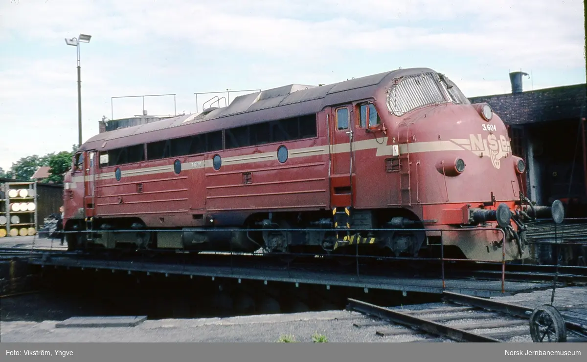 Diesellokomotiv Di 3 604 på svingskiven på Hamar stasjon