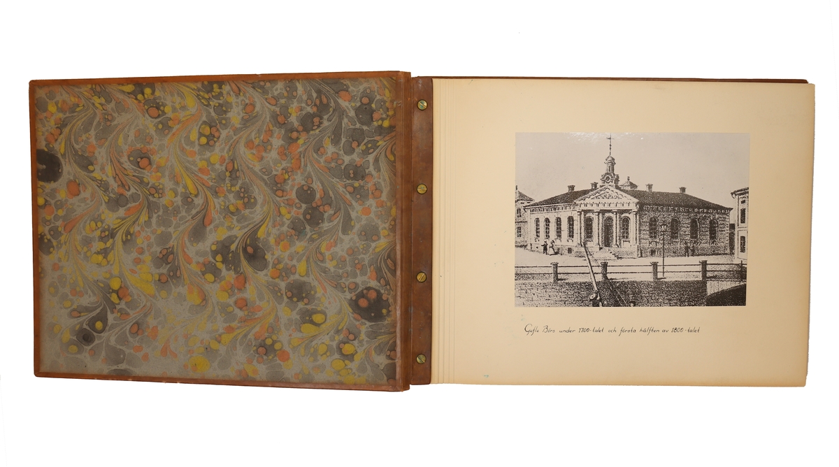 Diverse bilder från Gefleborgs läns sparbanks verksamhet på kyrkogatan 33 i Gävle. Mellan åren 1903 - 1947.