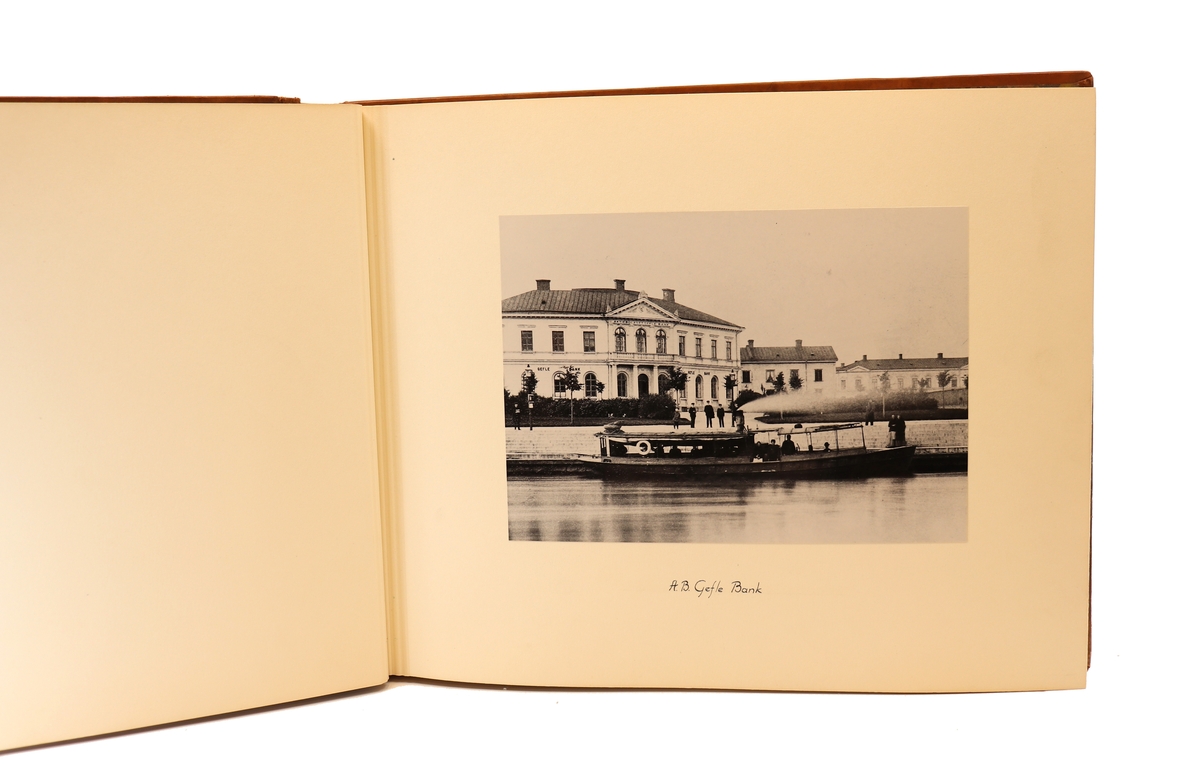 Diverse bilder från Gefleborgs läns sparbanks verksamhet på kyrkogatan 33 i Gävle. Mellan åren 1903 - 1947.