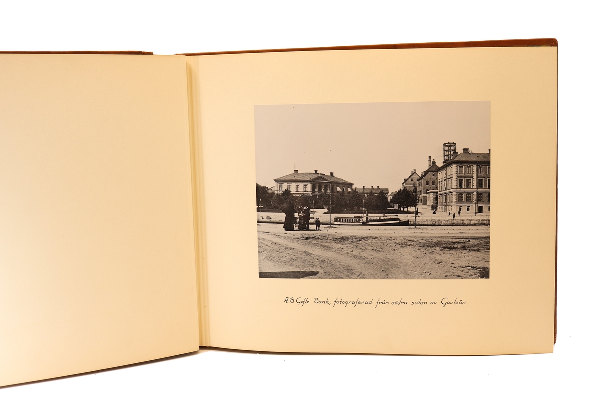 Diverse bilder från Gefleborgs läns sparbanks verksamhet på kyrkogatan 33 i Gävle. Mellan åren 1903 - 1947.