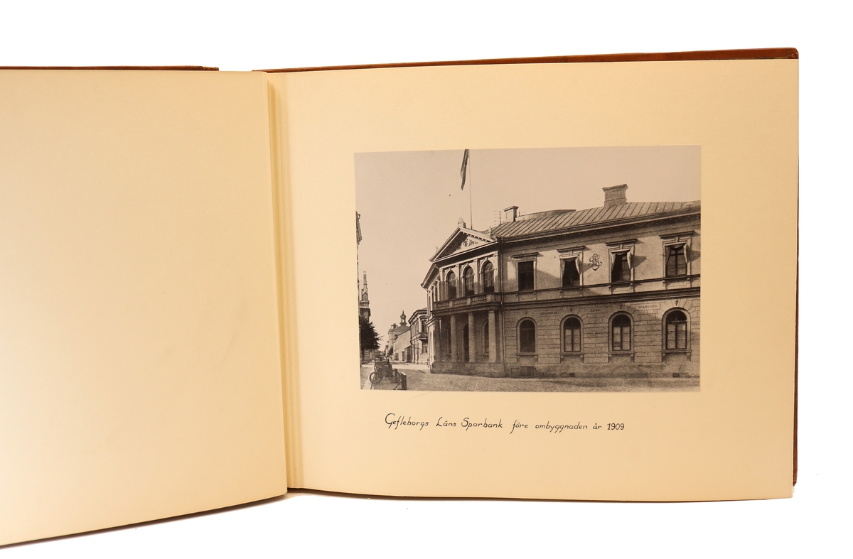 Diverse bilder från Gefleborgs läns sparbanks verksamhet på kyrkogatan 33 i Gävle. Mellan åren 1903 - 1947.