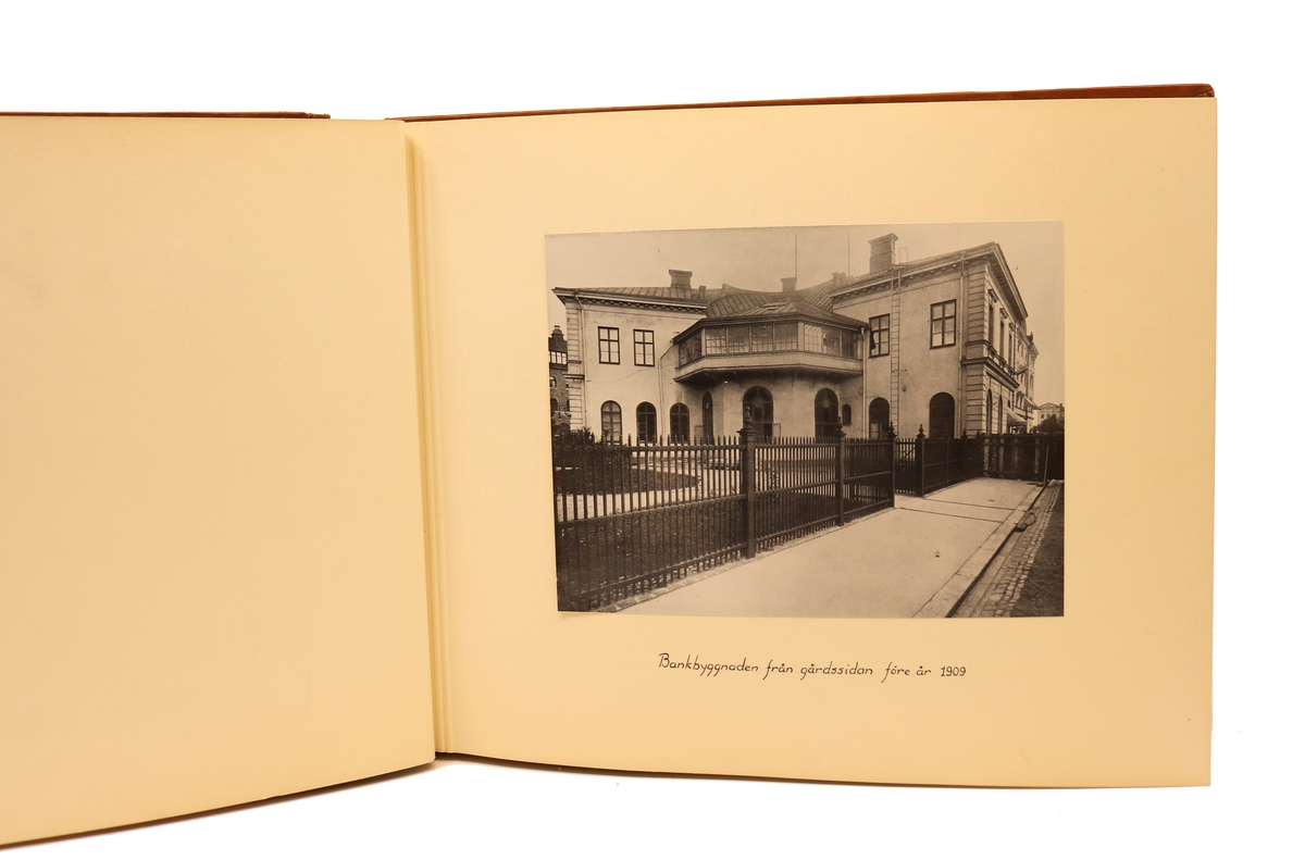 Diverse bilder från Gefleborgs läns sparbanks verksamhet på kyrkogatan 33 i Gävle. Mellan åren 1903 - 1947.