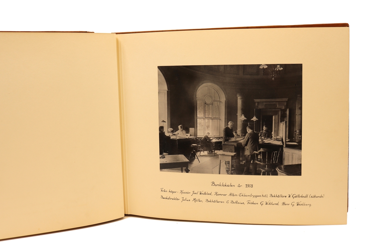 Diverse bilder från Gefleborgs läns sparbanks verksamhet på kyrkogatan 33 i Gävle. Mellan åren 1903 - 1947.