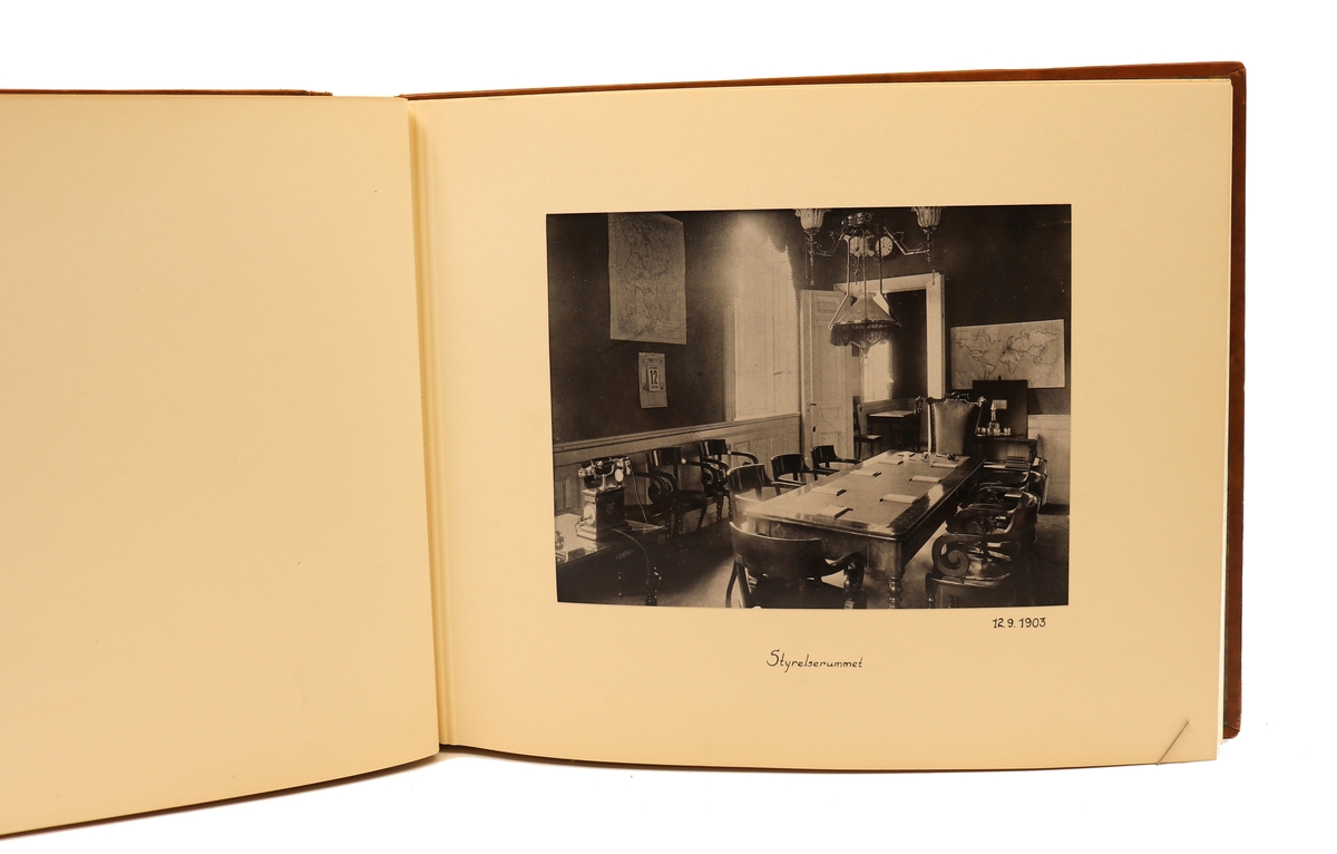 Diverse bilder från Gefleborgs läns sparbanks verksamhet på kyrkogatan 33 i Gävle. Mellan åren 1903 - 1947.