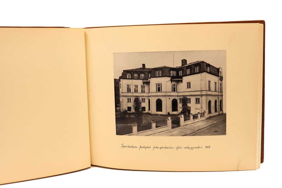 Diverse bilder från Gefleborgs läns sparbanks verksamhet på kyrkogatan 33 i Gävle. Mellan åren 1903 - 1947.