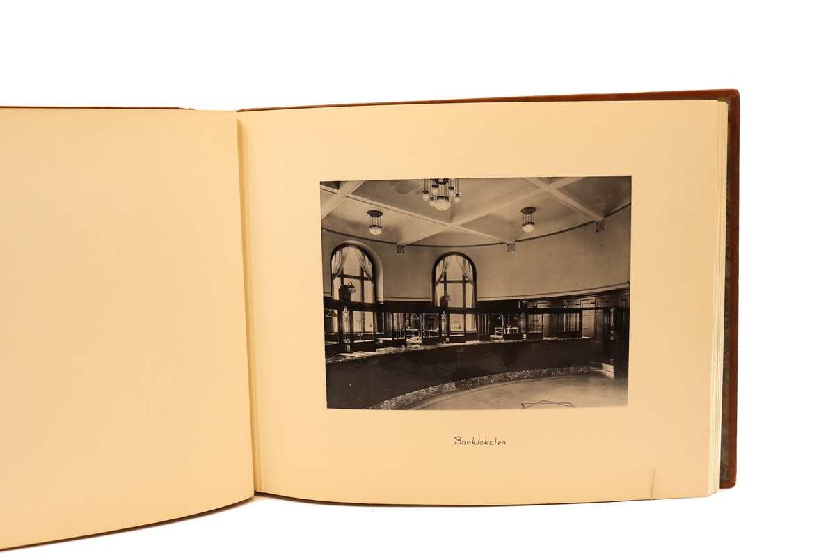 Diverse bilder från Gefleborgs läns sparbanks verksamhet på kyrkogatan 33 i Gävle. Mellan åren 1903 - 1947.