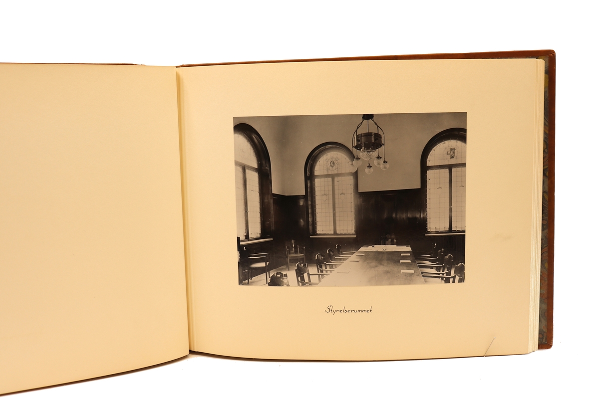 Diverse bilder från Gefleborgs läns sparbanks verksamhet på kyrkogatan 33 i Gävle. Mellan åren 1903 - 1947.