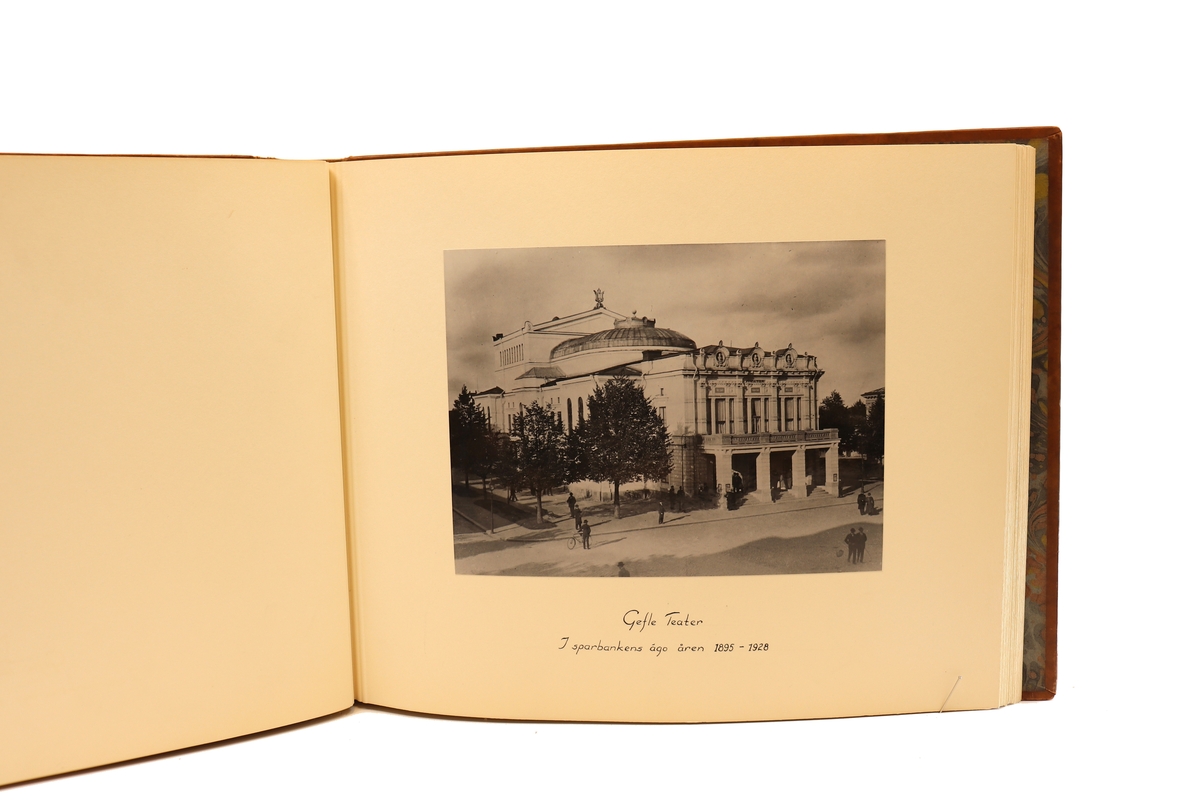 Diverse bilder från Gefleborgs läns sparbanks verksamhet på kyrkogatan 33 i Gävle. Mellan åren 1903 - 1947.