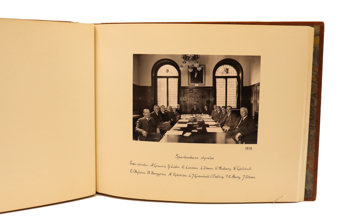 Diverse bilder från Gefleborgs läns sparbanks verksamhet på kyrkogatan 33 i Gävle. Mellan åren 1903 - 1947.