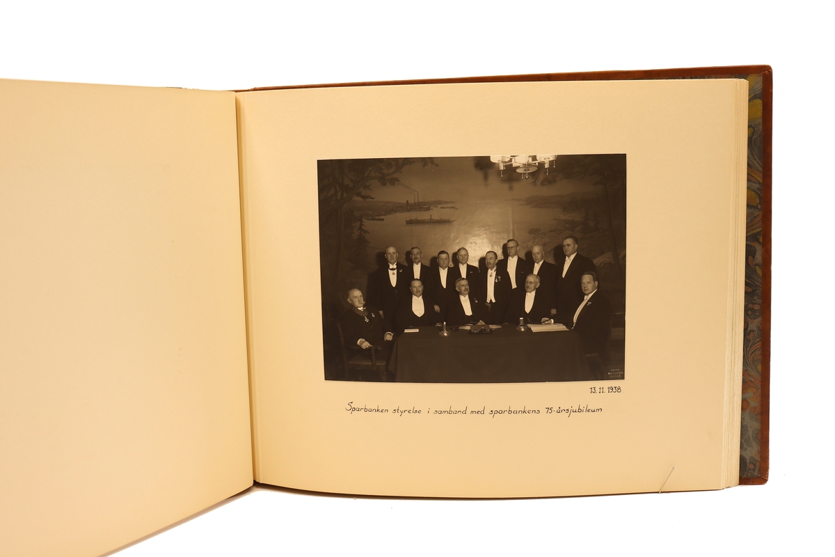 Diverse bilder från Gefleborgs läns sparbanks verksamhet på kyrkogatan 33 i Gävle. Mellan åren 1903 - 1947.