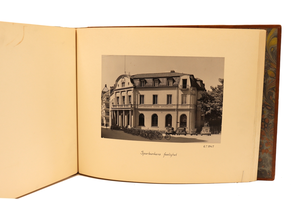 Diverse bilder från Gefleborgs läns sparbanks verksamhet på kyrkogatan 33 i Gävle. Mellan åren 1903 - 1947.