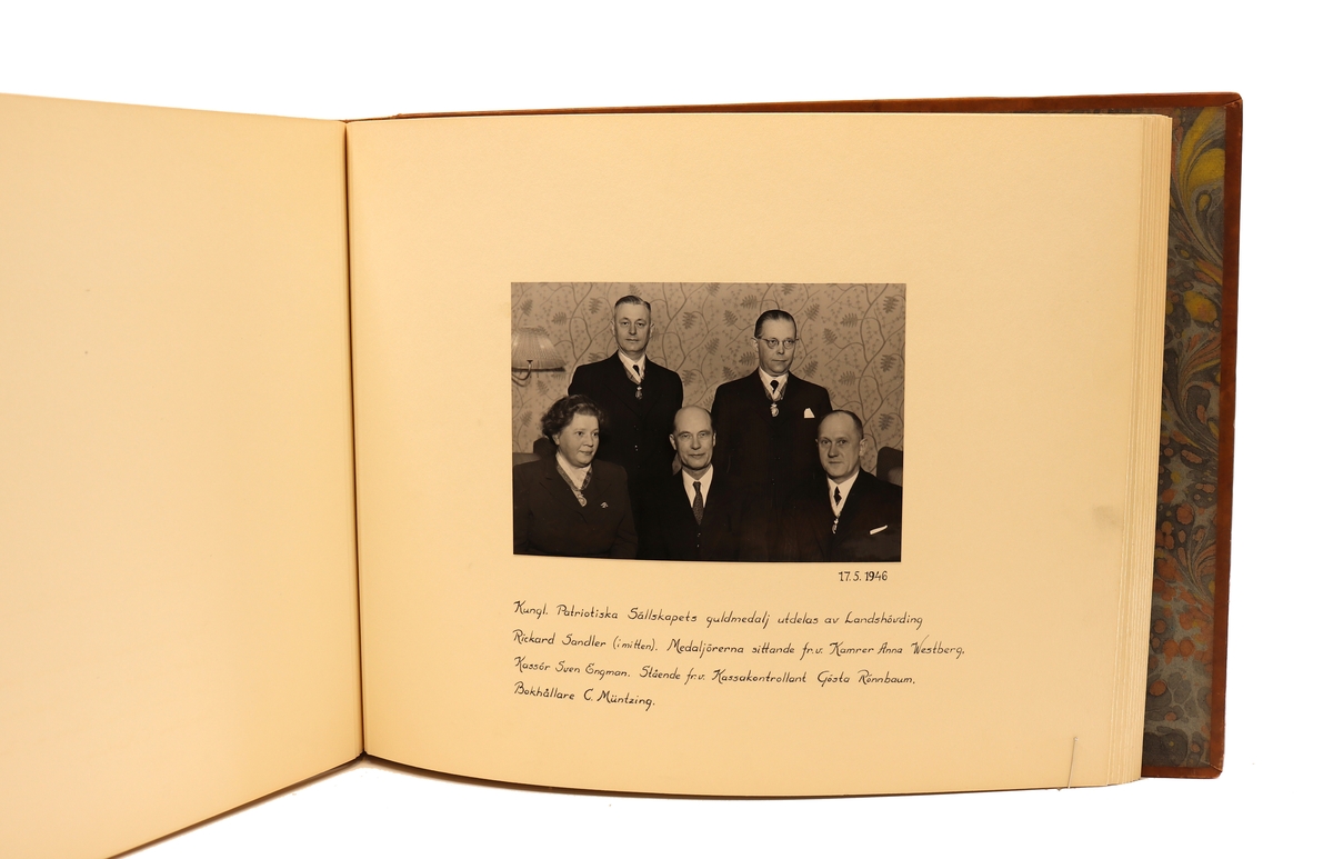 Diverse bilder från Gefleborgs läns sparbanks verksamhet på kyrkogatan 33 i Gävle. Mellan åren 1903 - 1947.