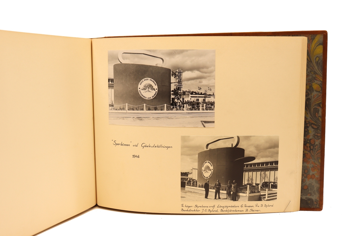 Diverse bilder från Gefleborgs läns sparbanks verksamhet på kyrkogatan 33 i Gävle. Mellan åren 1903 - 1947.