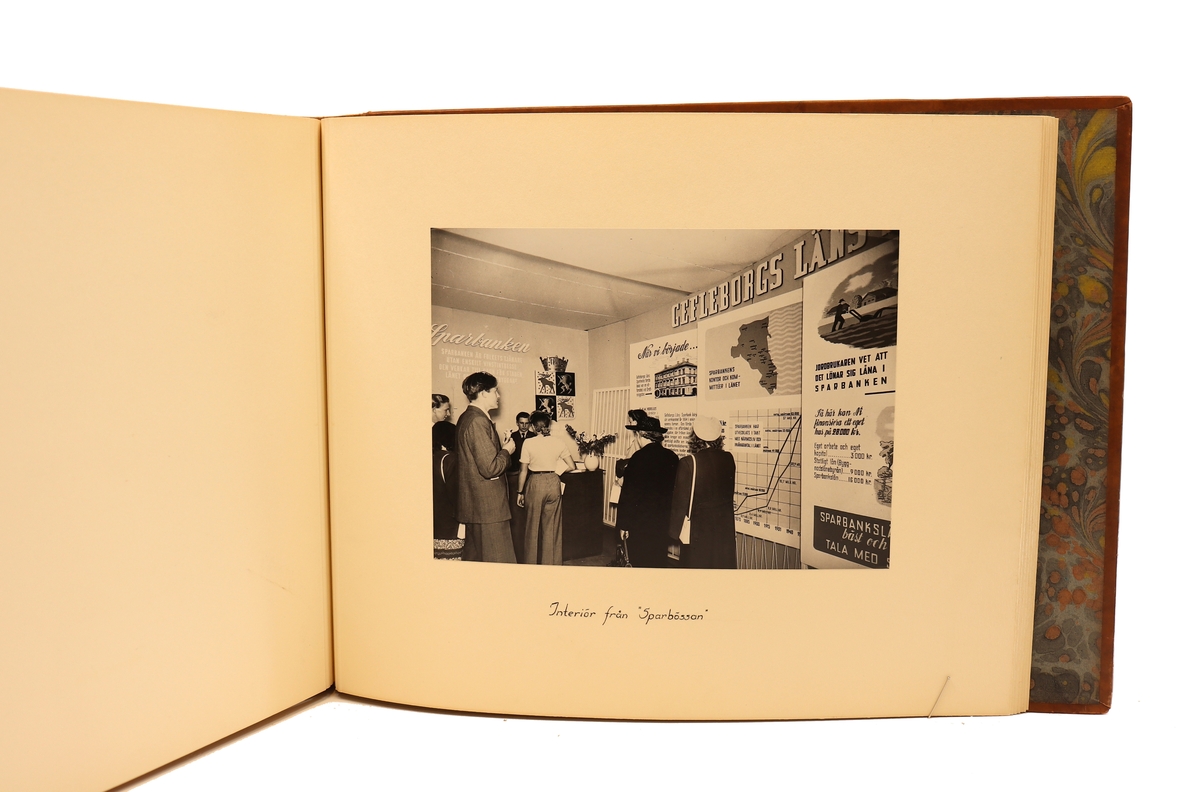 Diverse bilder från Gefleborgs läns sparbanks verksamhet på kyrkogatan 33 i Gävle. Mellan åren 1903 - 1947.