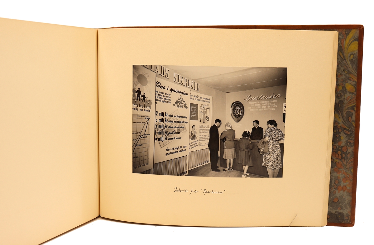 Diverse bilder från Gefleborgs läns sparbanks verksamhet på kyrkogatan 33 i Gävle. Mellan åren 1903 - 1947.