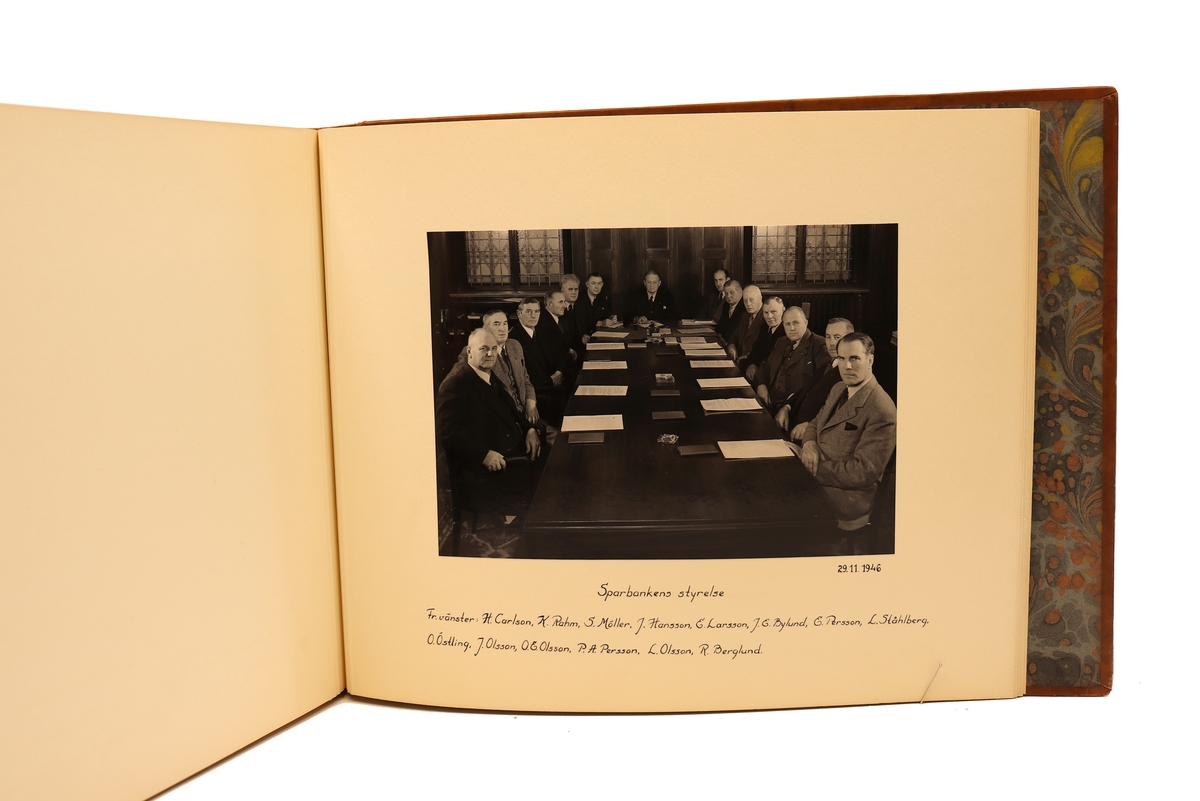 Diverse bilder från Gefleborgs läns sparbanks verksamhet på kyrkogatan 33 i Gävle. Mellan åren 1903 - 1947.