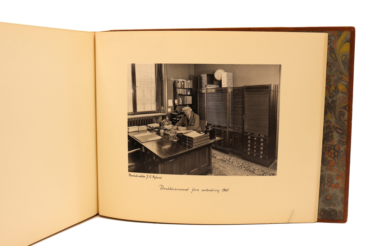 Diverse bilder från Gefleborgs läns sparbanks verksamhet på kyrkogatan 33 i Gävle. Mellan åren 1903 - 1947.