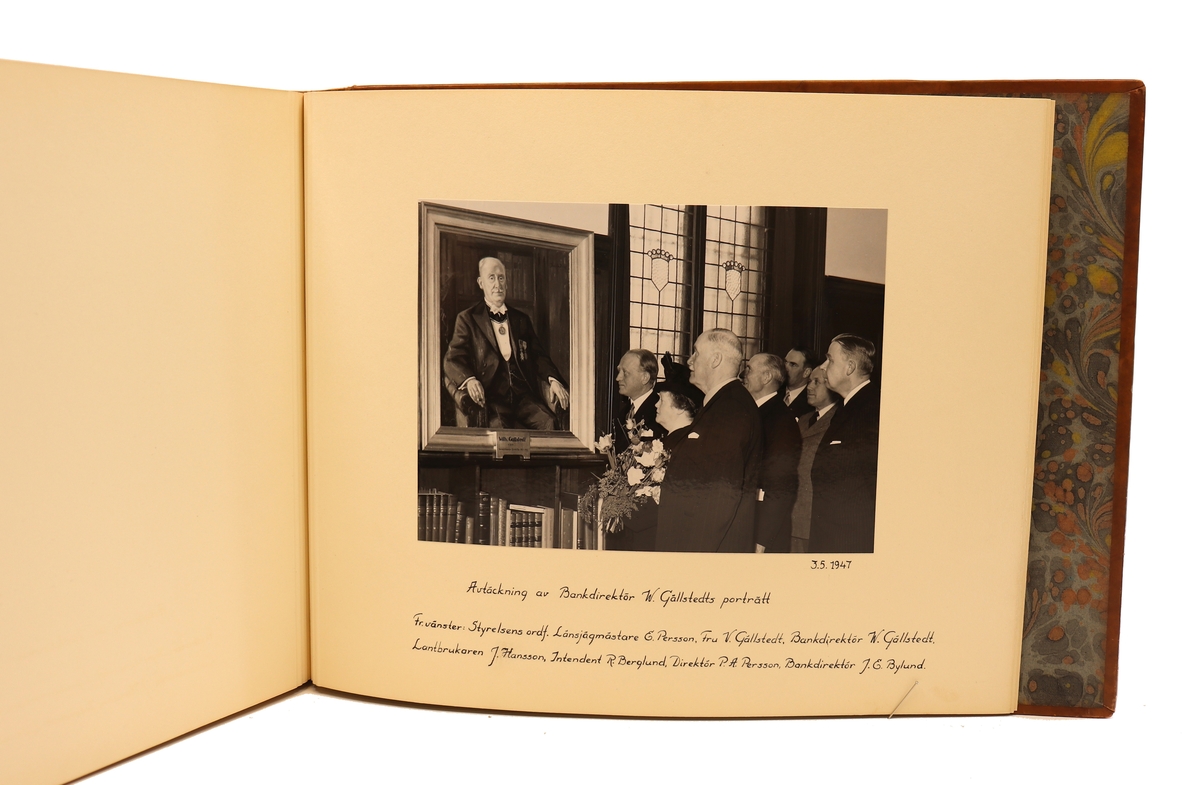 Diverse bilder från Gefleborgs läns sparbanks verksamhet på kyrkogatan 33 i Gävle. Mellan åren 1903 - 1947.