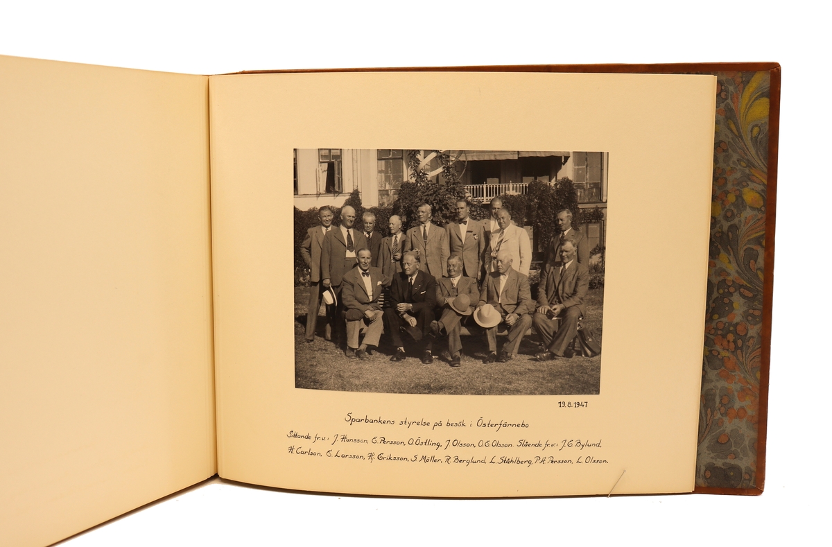 Diverse bilder från Gefleborgs läns sparbanks verksamhet på kyrkogatan 33 i Gävle. Mellan åren 1903 - 1947.