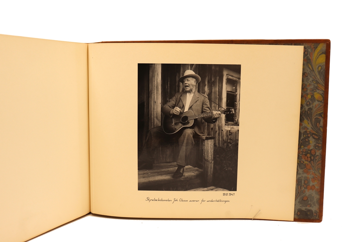 Diverse bilder från Gefleborgs läns sparbanks verksamhet på kyrkogatan 33 i Gävle. Mellan åren 1903 - 1947.