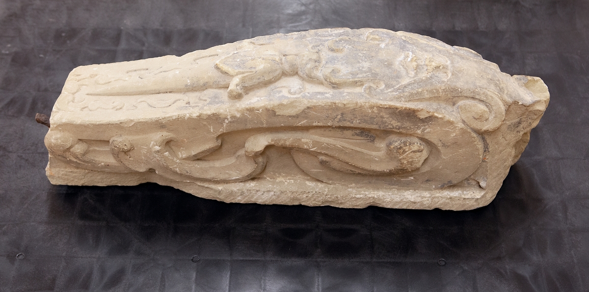 Sex stycken stenar, huggna. Växtliknande ornamentik och geometriska former.