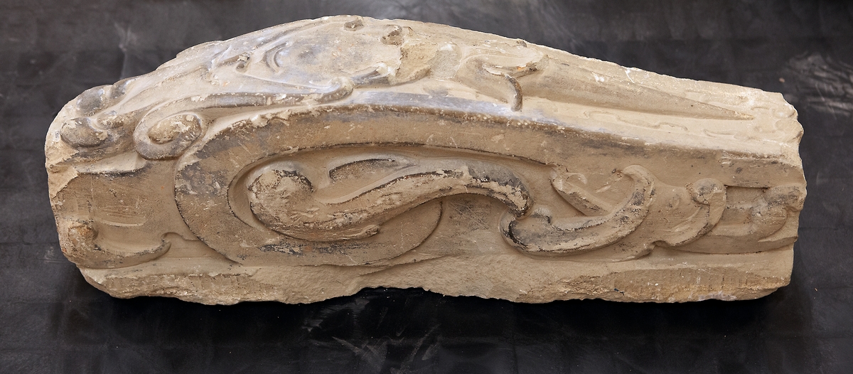 Sex stycken stenar, huggna. Växtliknande ornamentik och geometriska former.