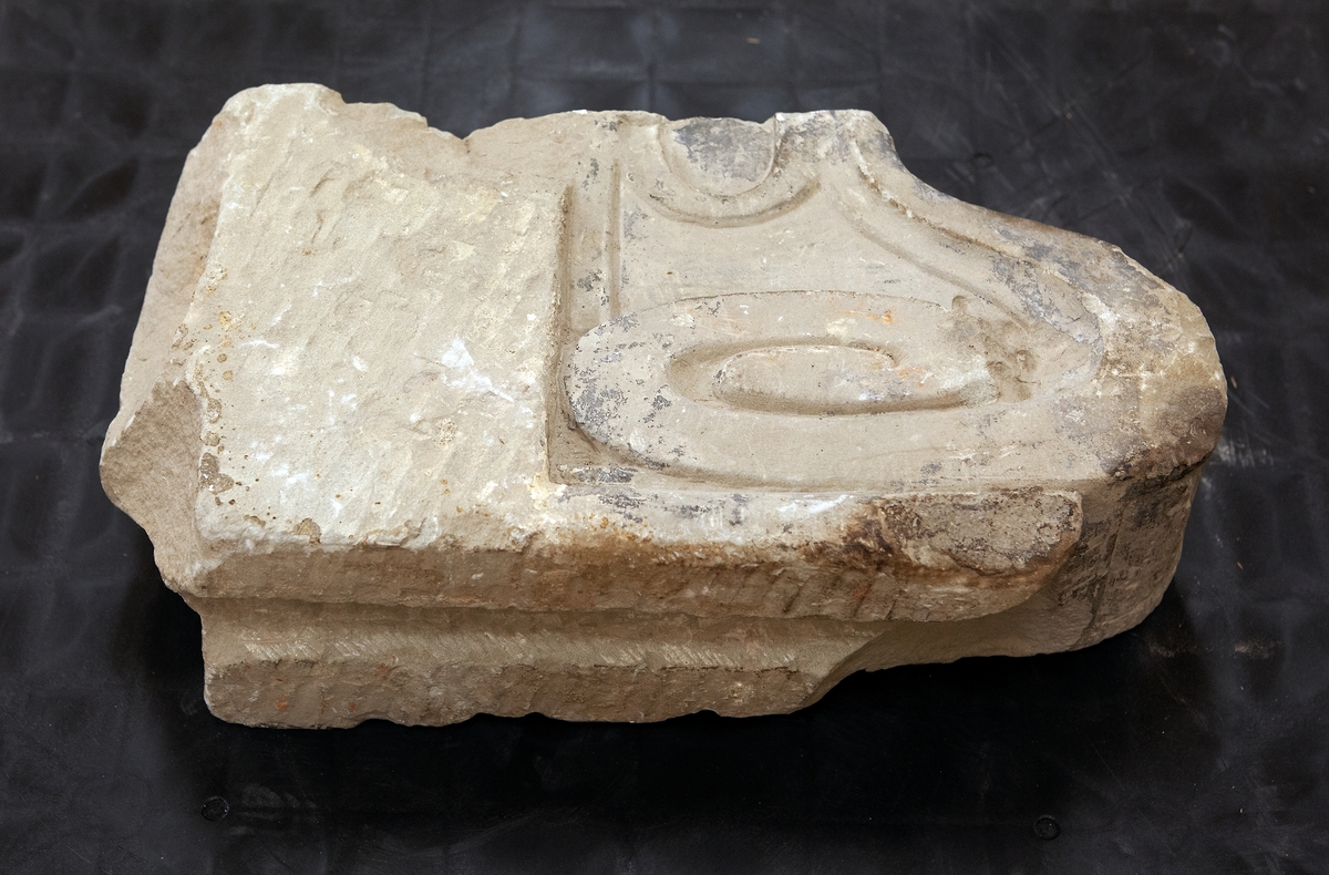 Sex stycken stenar, huggna. Växtliknande ornamentik och geometriska former.