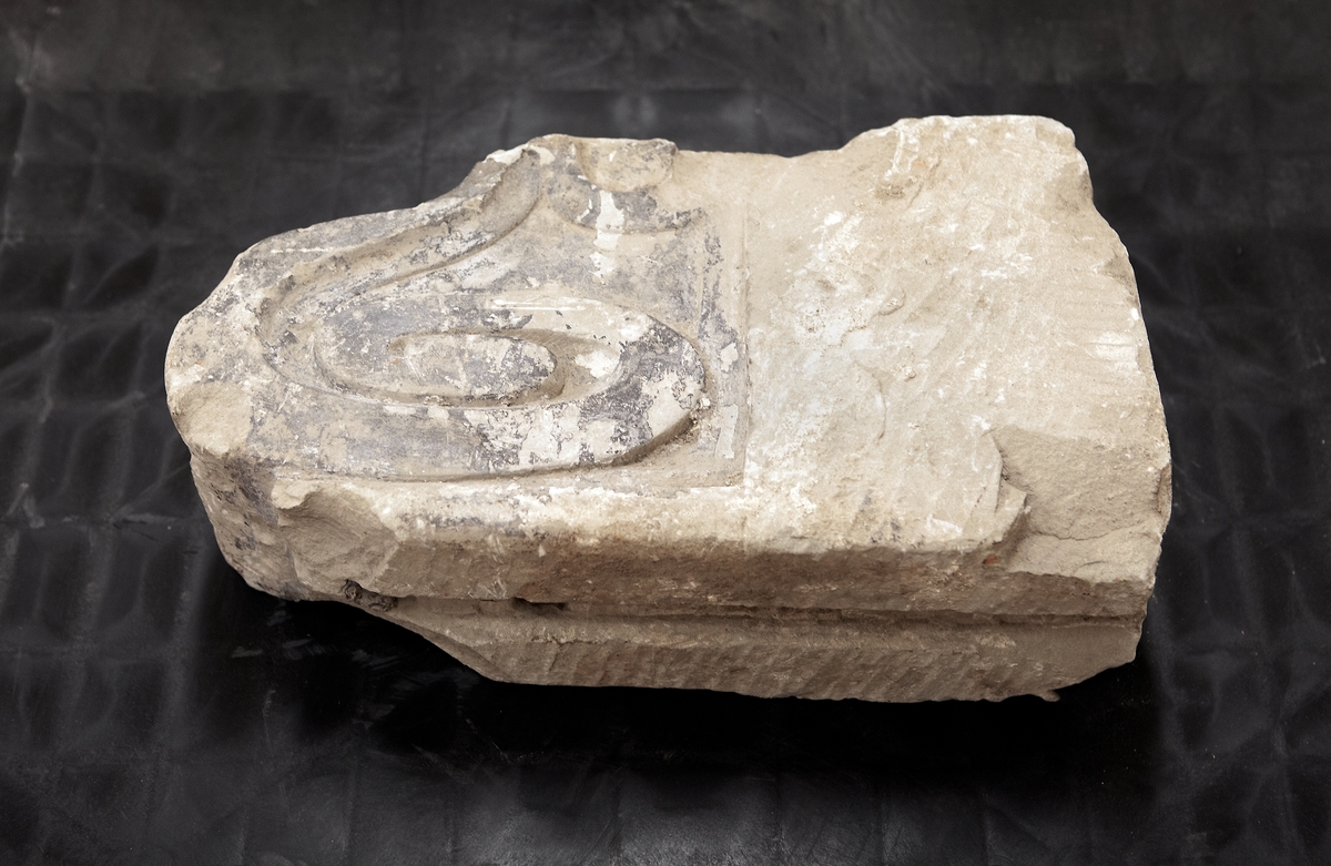 Sex stycken stenar, huggna. Växtliknande ornamentik och geometriska former.