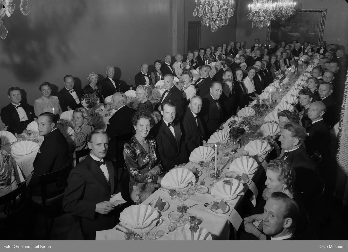 Cecil restaurant, interiør, Faktorforeningens 25-årsjubileum, fest,  langbord, oppdekning, menn, kvinner