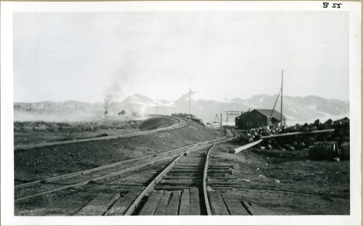 Ny-Ålesund.  Jernbane fram til jernbanestallen. Aug. 1948.