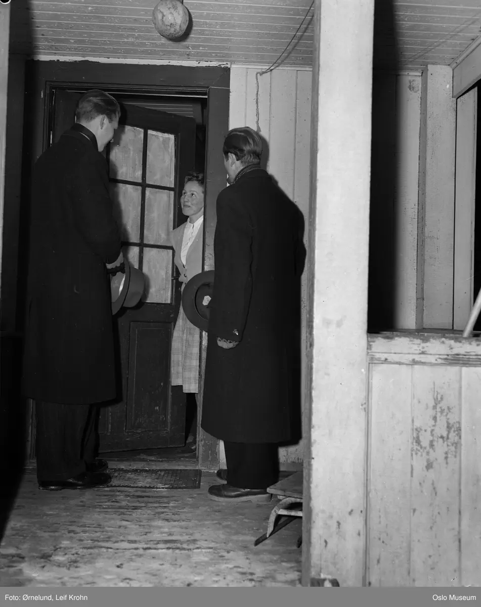 agitasjon mot atomvåpen, husbesøk, menn, kvinne, inngangsdør