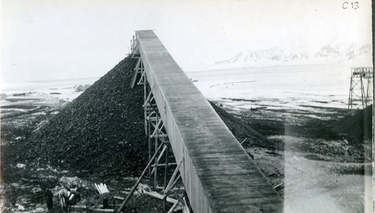 Ny-Ålesund.  Kullhaug under beltebro. Aug. 1950.