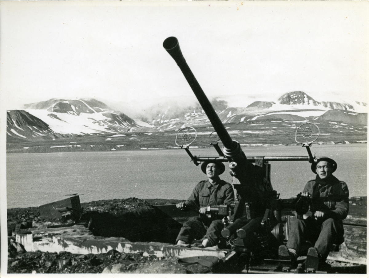 Barentsburg. Donald Henriksen og Tyvoll på Bofors 3 Kjøpt av Brynjulf Mugaas