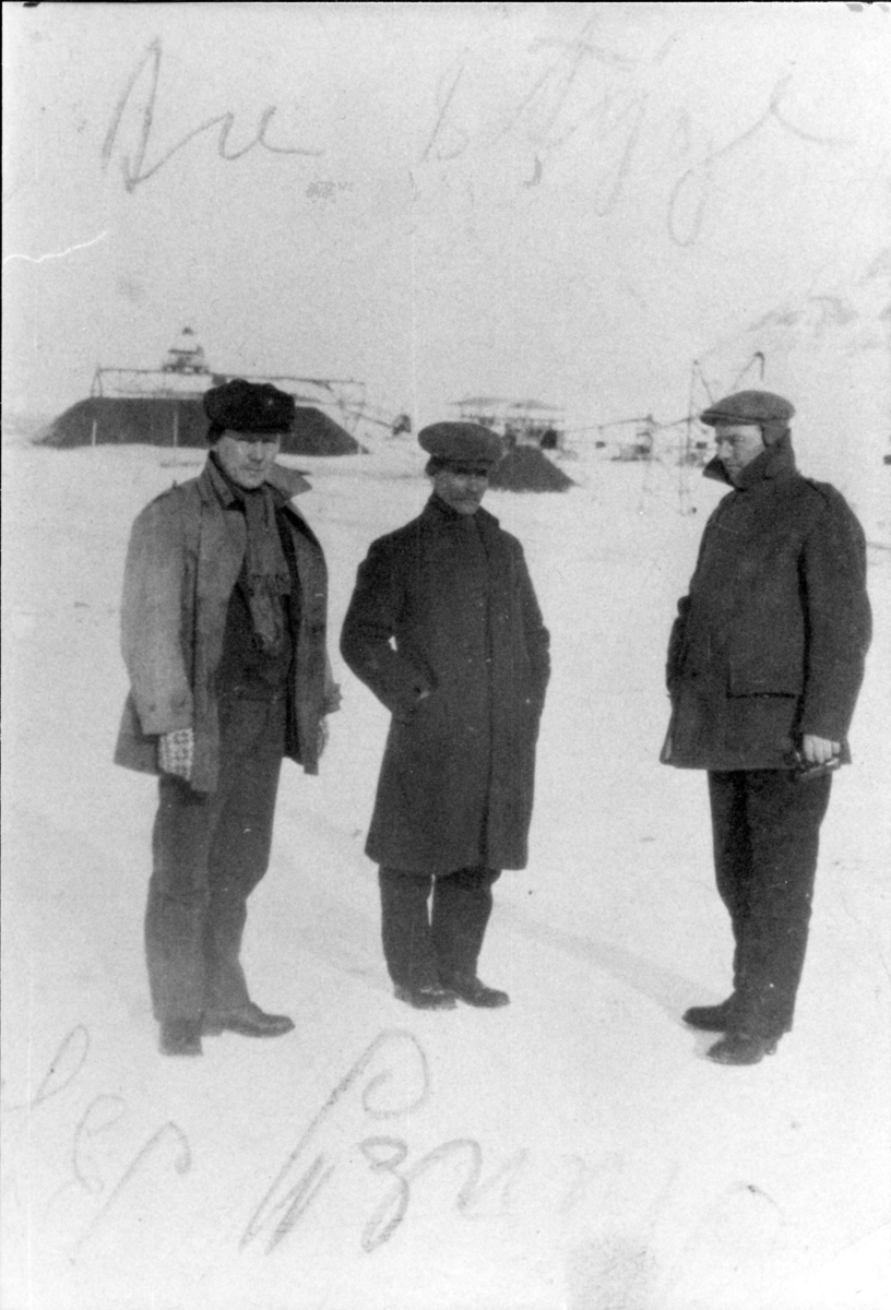 3 menn ute. Vinter  Reproduksjon av eldre fotografi. Alder på fotografi og reproduksjon ukjent.