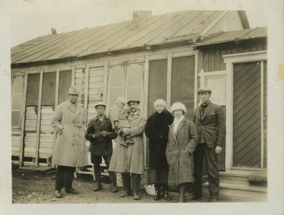 Familiebilde. Ukjente pers. Finneset. Fra privat album. Ukjent eier. Bilder fra ca 1925 og framover.