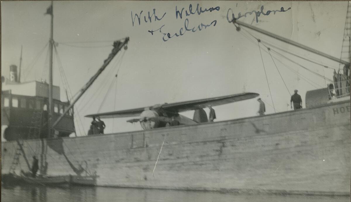 Fly om bord på båten Hobby. Juni 1928.