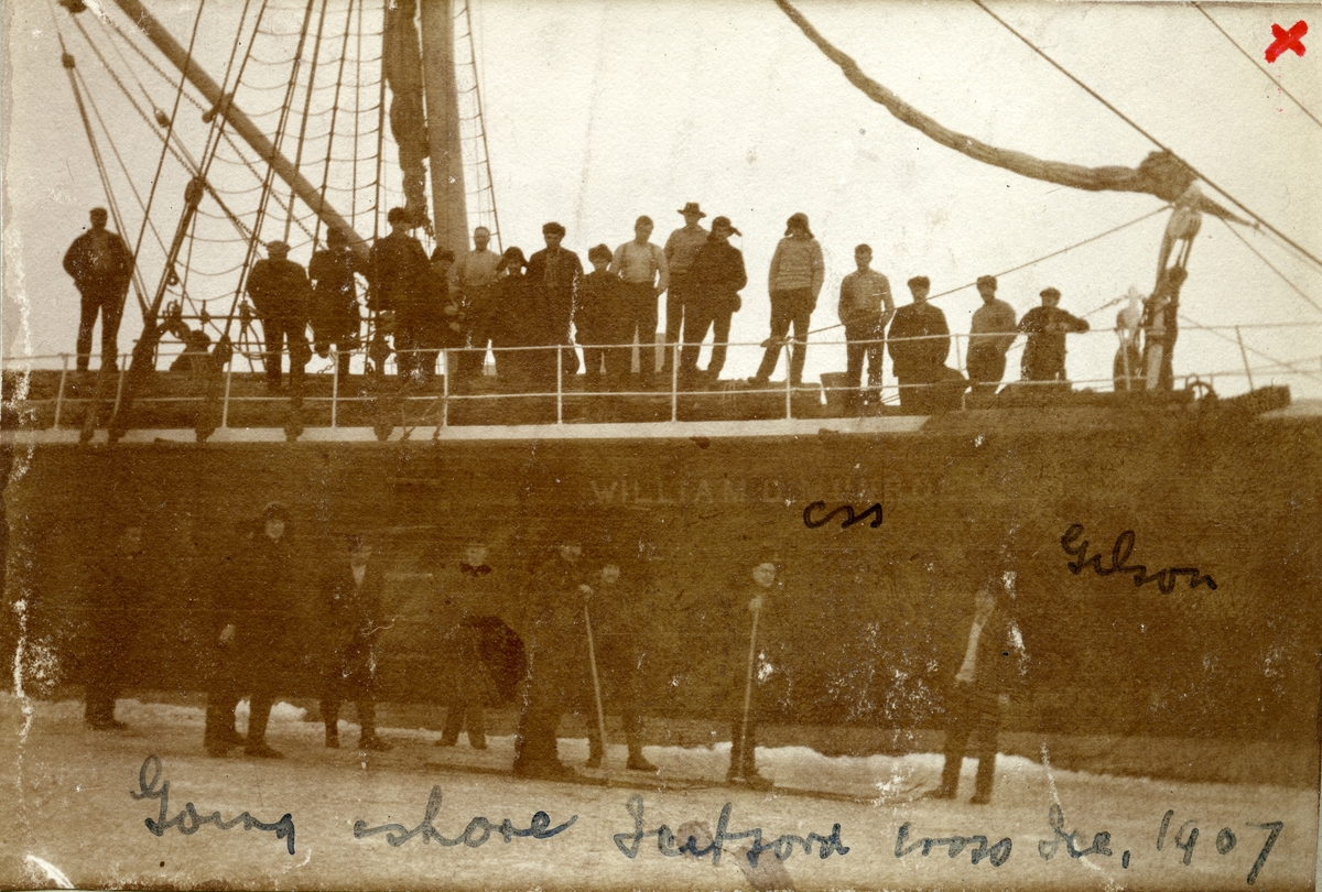 D/S William D. Munroe ved iskanten utenfor Longyearbyen.Folk ombord og på isen.  Båten var eid av Arctic Coal Co.(Ayer & Longyear). Senere en kort tid  av Carl. S Sæther. Fra Carl S Sæthers album. Sæther arbeidet både for ACC, Store Norske og The Northern Exploration Company Ltd.