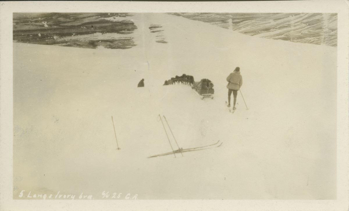 På Ivorybreen Bilde fra  Karen Mortenson Egnunds album. Faren, Magne, var lege i Store Norske Spitsbergen Kulkompani AS i 1924 - 1925. Han fungerte også som apoteker og tannlege.