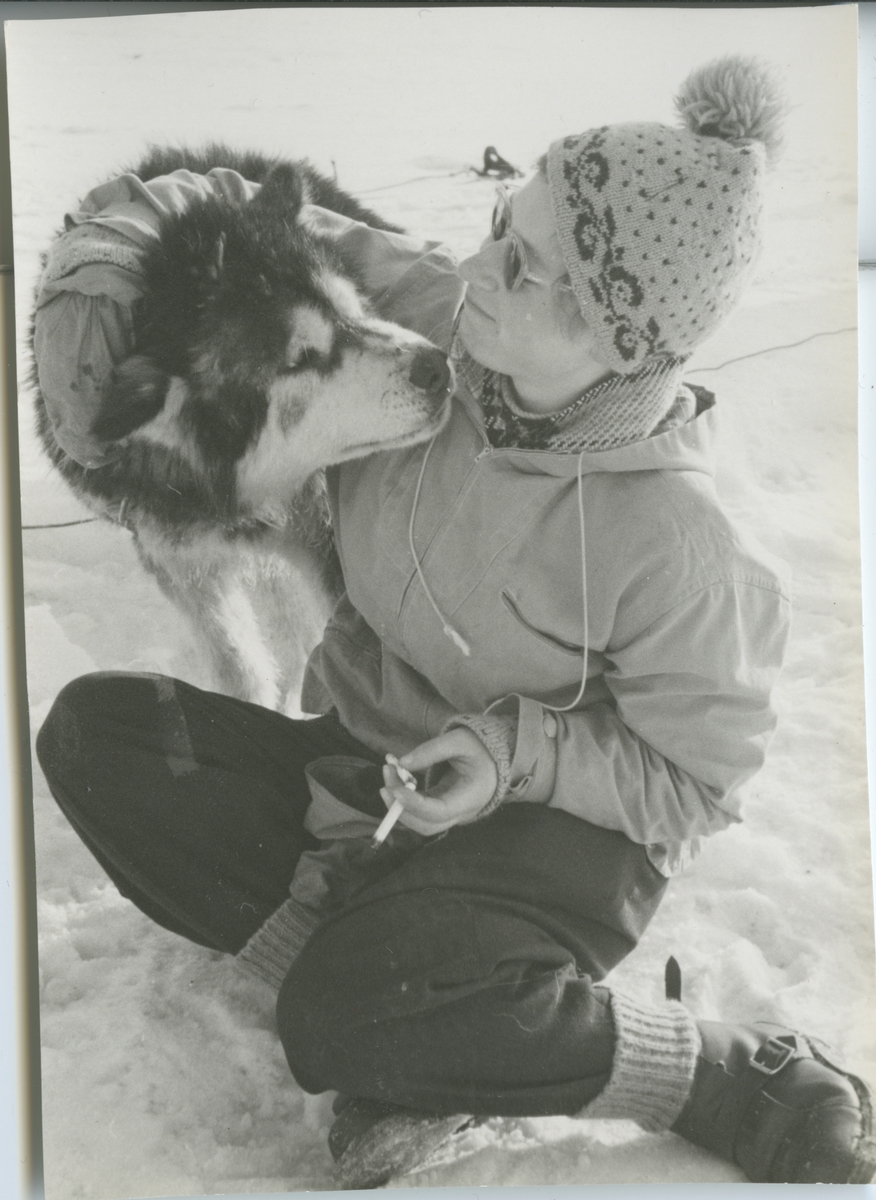 Catherine Bjelland med hund Frigg utenfor Tredalshytta i pinsen 1956. Foto fra Catherine Bjellands album. Original returnert til giver.