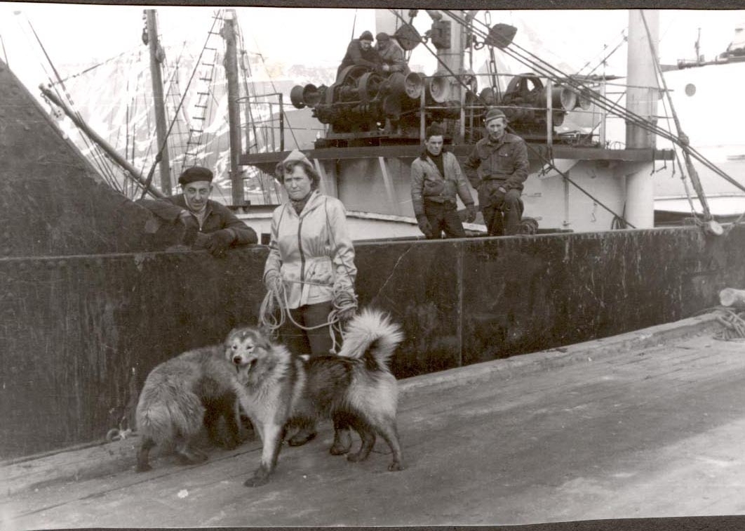 Båt ved kaien. ”Truls” og ”Bamse”(hunder). Mannen til høyre er transportformann Torleif Pedersen. Foto fra Catherine Bjellands album. Original retunert til giver.