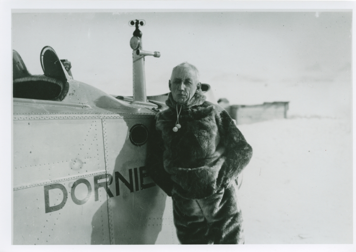 Amundsenekspedisjonen 1925. Roald Amundsen ved flybåten. Bilder fra album som tilhørte Johan Mattson. Fotograf er Amundsens medbragte fotograf, navn ukjent.