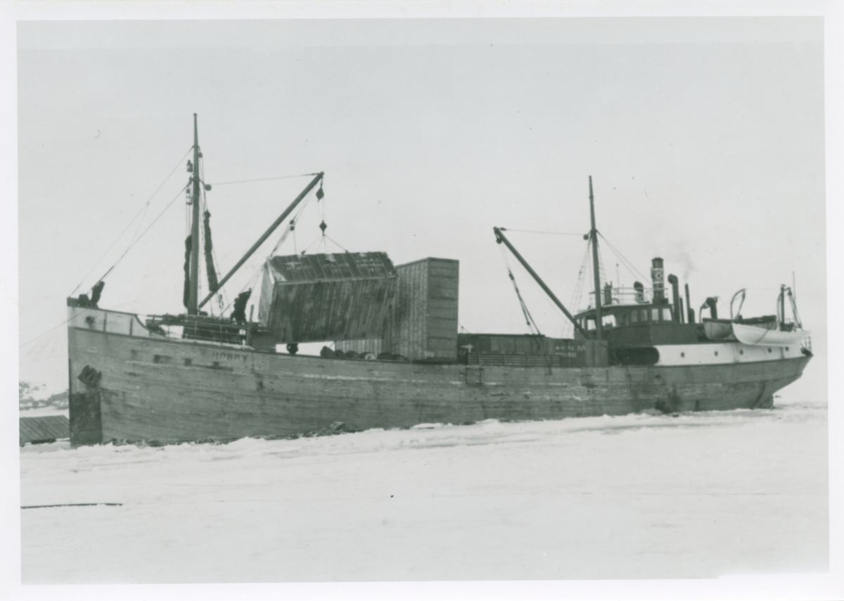Amundsenekspedisjonen 1925. N-25 blir losset fra Hobby. Bilder fra album som tilhørte Johan Mattson. Fotograf er Amundsens medbragte fotograf, navn ukjent.
